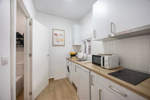 Refrigerador, microondas, cafetera y tetera y tostadora 