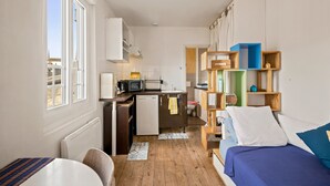 Unclassified image, 4 of 30, button - Bed and Breakfast 'Le Studio Miroir Aux Fées Bordeaux' with Wi-Fi (Bordeaux)