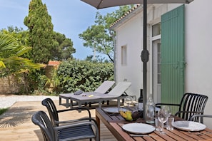 Outdoor dining - Holiday Home "Le Chail" – Your Peaceful Retreat in Les Sables-d’Olonne (Les Sables-d'Olonne)