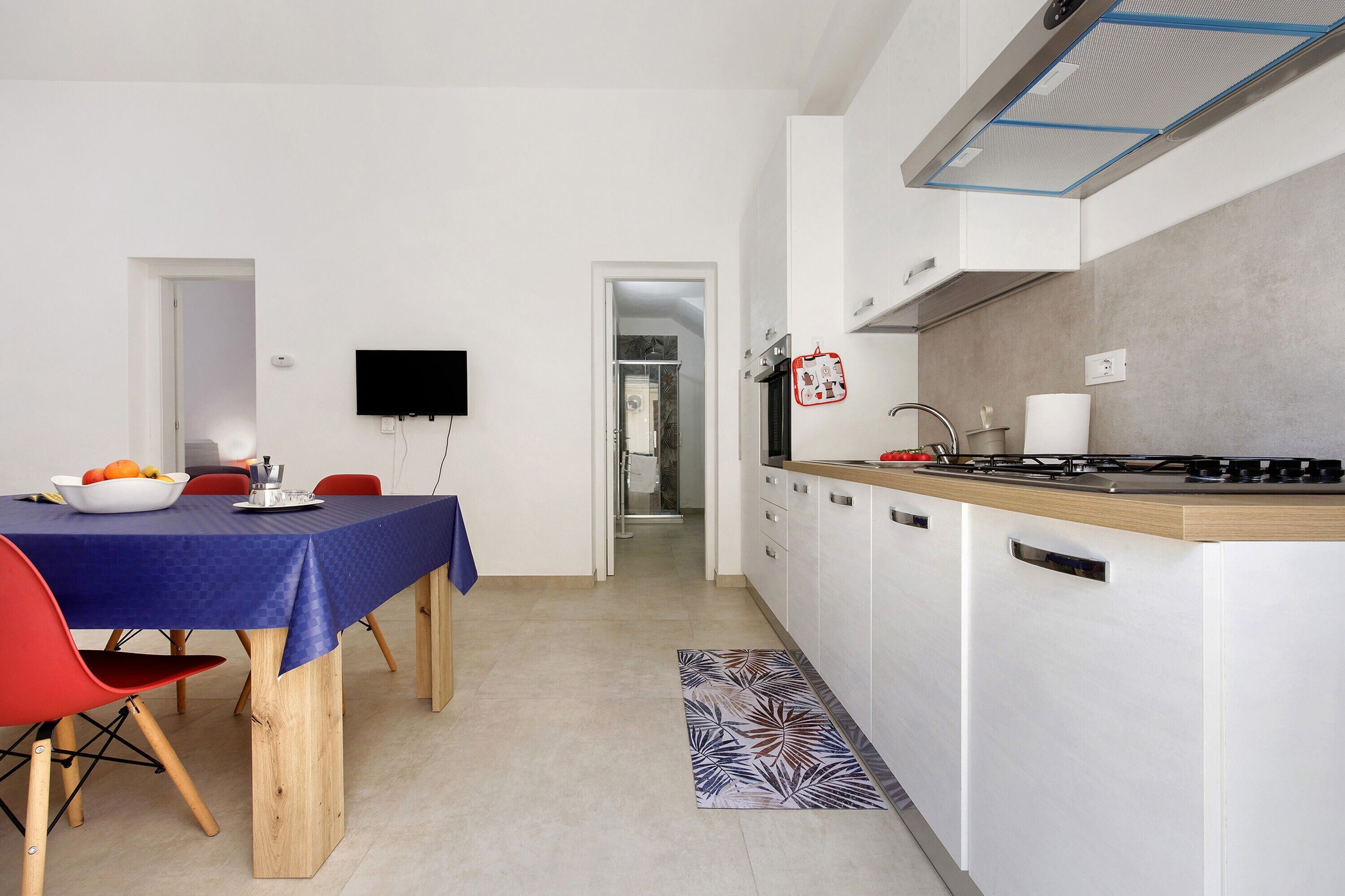 Frigorifero, forno, piano cottura, pentole/stoviglie/utensili