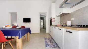 Frigorifero, forno, piano cottura, pentole/stoviglie/utensili