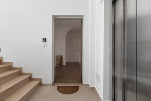 Interior - Room 'Camera Matrimoniale Sabrina' with Wi-Fi and Air Conditioning (Alghero)
