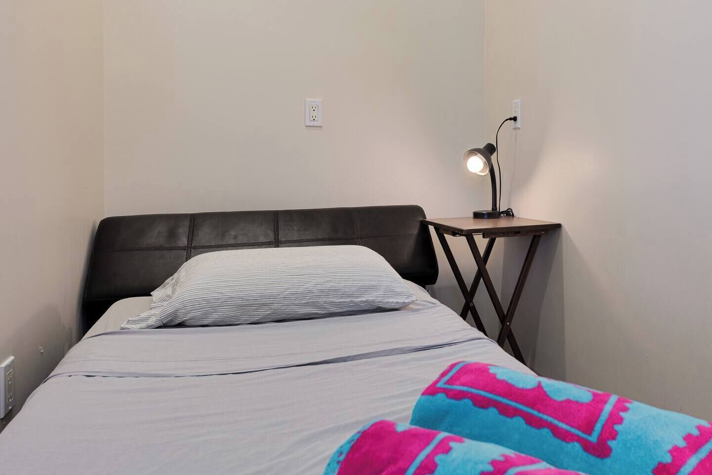 1 bedroom, desk, WiFi