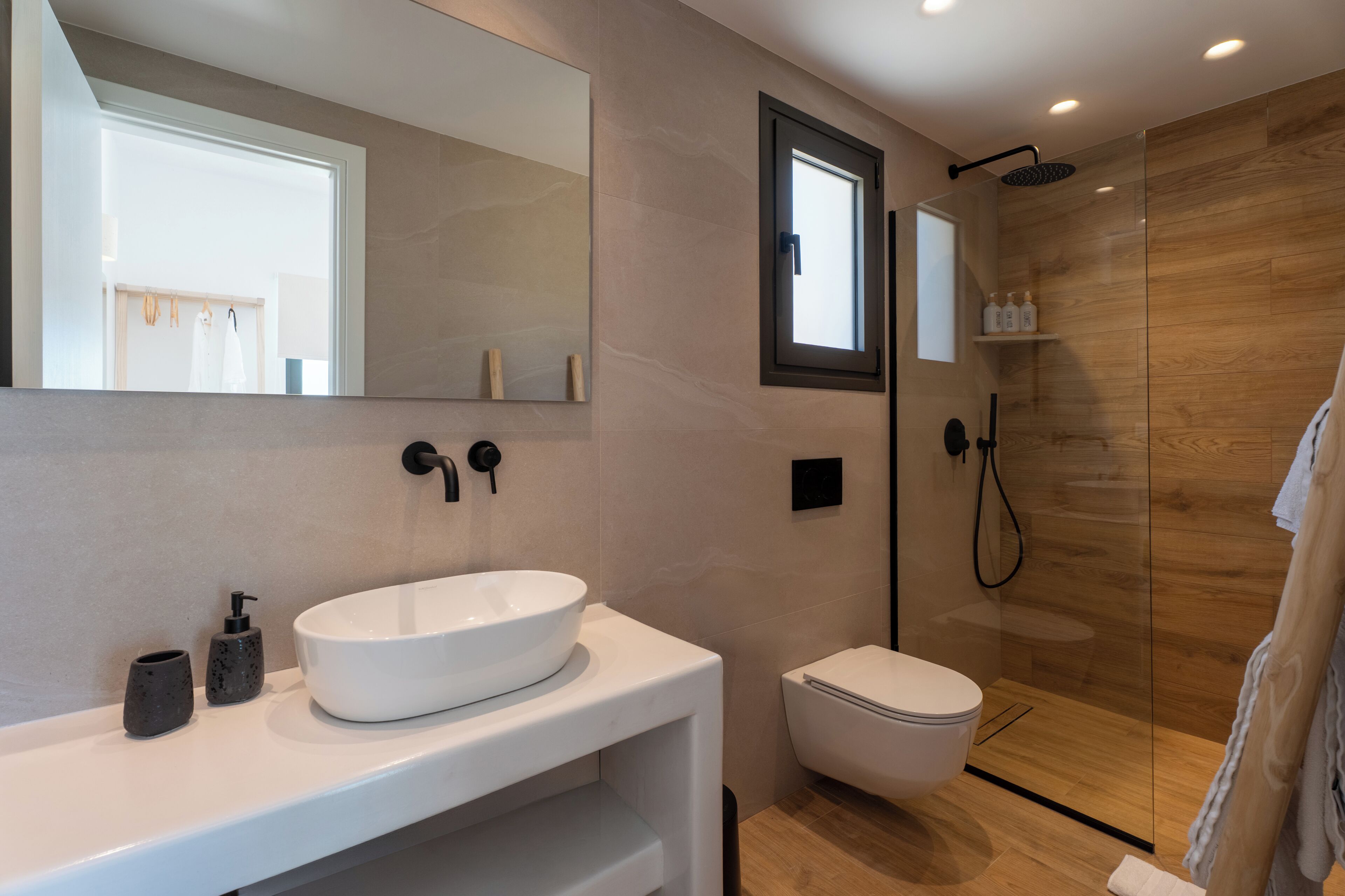 Hausschuhe, Seife, Shampoo, Toilettenpapier