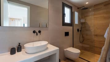 Hausschuhe, Seife, Shampoo, Toilettenpapier