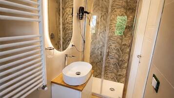 Haartrockner, Bidet, Handtücher, Seife