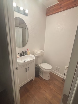 Bathroom - Cozy 1-bedroom house in beautiful Laguna Hills closer to the beach 8 miles (Laguna Hills)