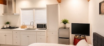 Cozy 1-bedroom house in beautiful Laguna Hills closer to the beach 8 miles