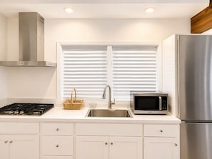 Private kitchen - Cozy 1-bedroom house in beautiful Laguna Hills closer to the beach 8 miles (Laguna Hills)