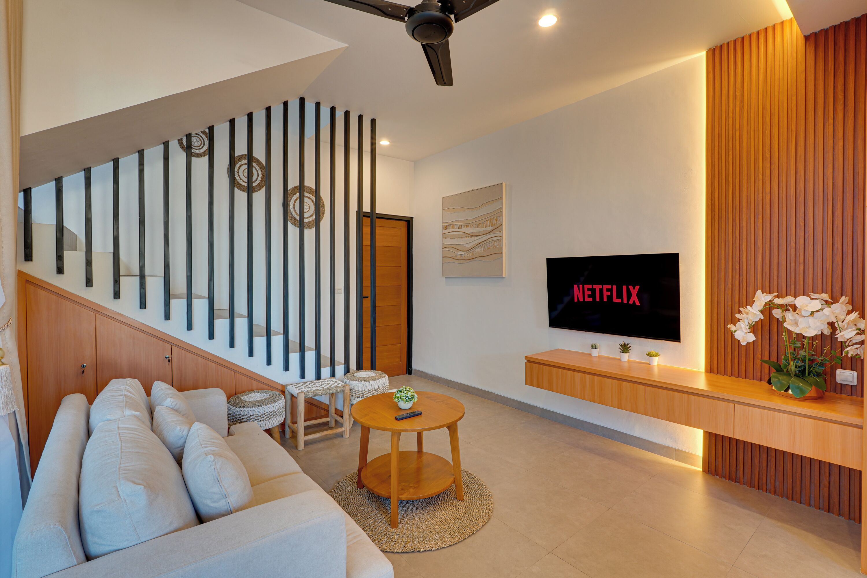 Vila, balkon, pemandangan kolam renang | Area keluarga | Smart TV 55-inci dengan saluran TV digital dan Netflix