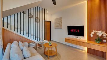 Vila, balkon, pemandangan kolam renang | Area keluarga | Smart TV 55-inci dengan saluran TV digital dan Netflix