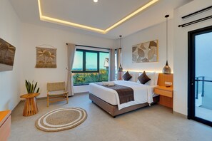 Un dormitorio moderno con una cama grande, una mesita de noche, una silla, un ventanal con vistas y una lámpara de techo.