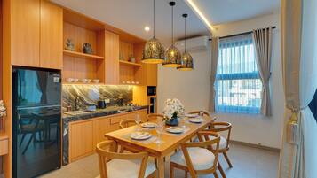 Vila, balkon, pemandangan kolam renang | Tempat makan