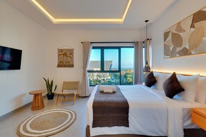 Una habitación de hotel moderna con una cama grande, televisión, vistas a la ciudad y una lámpara en el techo.
