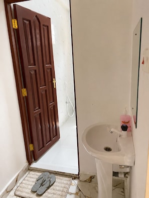 Dusche, Bidet, Handtücher, Seife