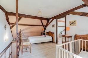 Tabla de planchar con plancha, wifi y ropa de cama 