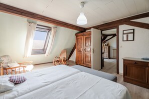 Iron/ironing board, WiFi, bed sheets