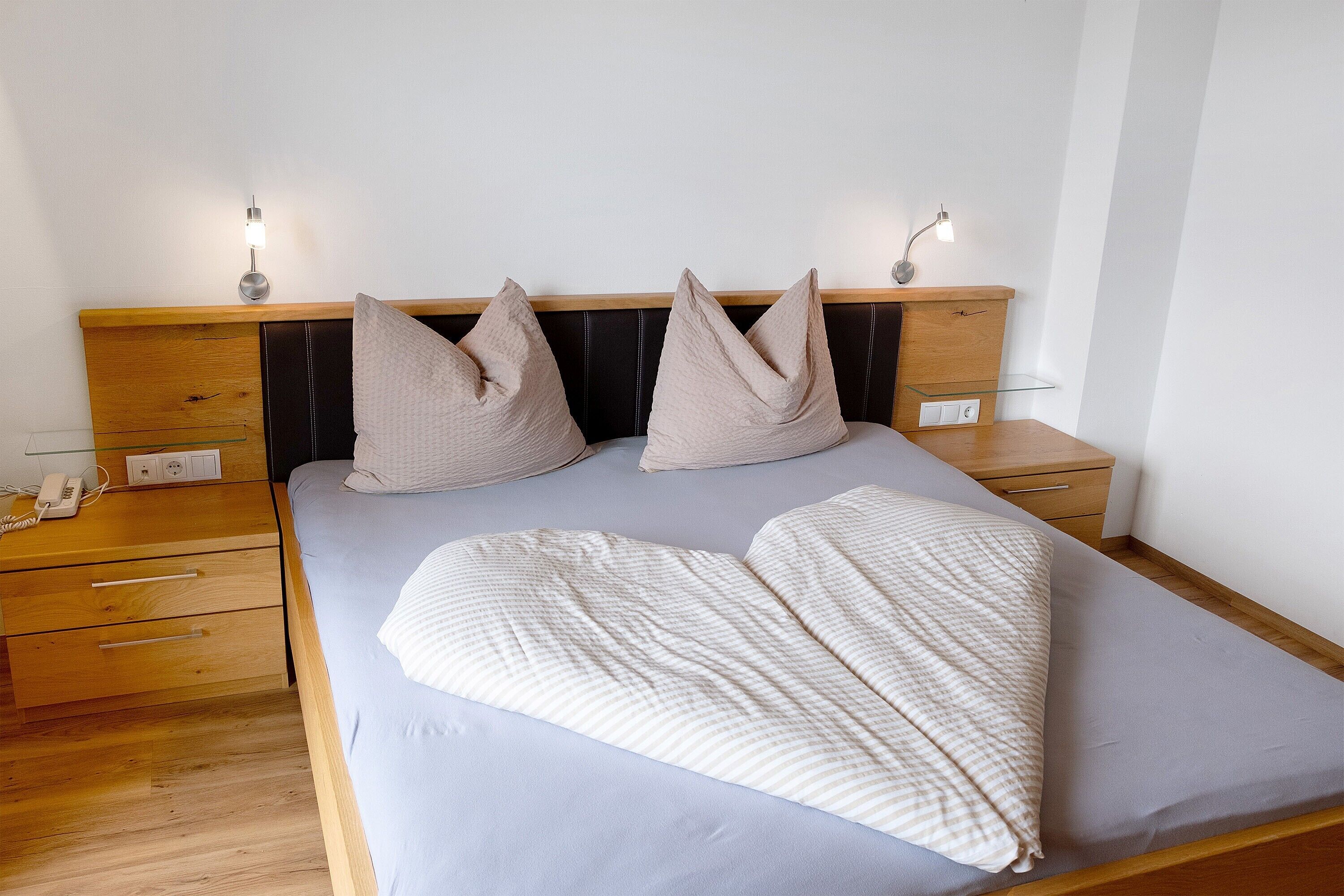 WiFi, bed sheets