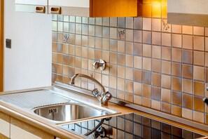 Wasserkocher mit Kaffee-/Teezubehör, Kühlschrank, Herdplatte