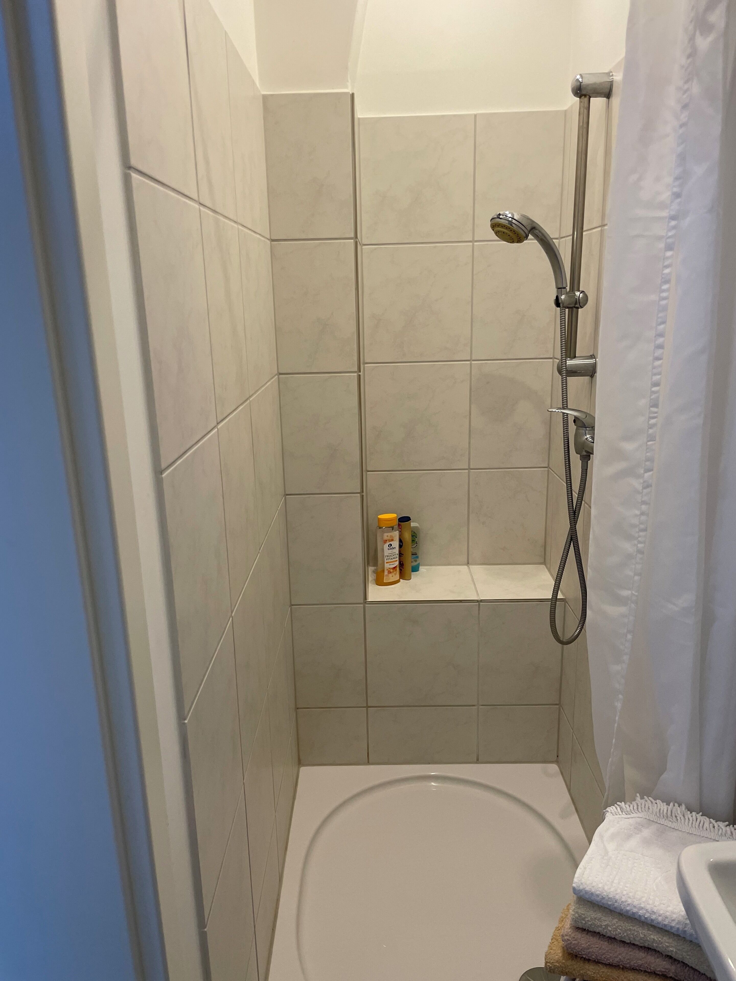 Dusche, Haartrockner, Handtücher, Toilettenpapier