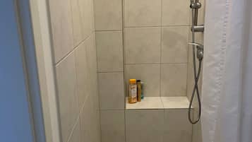 Dusche, Haartrockner, Handtücher, Toilettenpapier