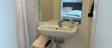 Douche, sèche-cheveux, serviettes fournies, papier toilette