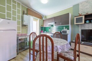 Wasserkocher mit Kaffee-/Teezubehör, Kühlschrank, Mikrowelle, Ofen