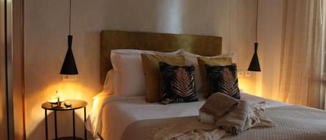 Tabla de planchar con plancha, wifi y ropa de cama