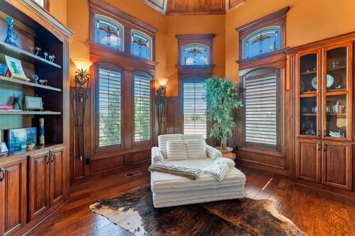 Luxury Estate Mansion~Theater Game Room Gym Suites