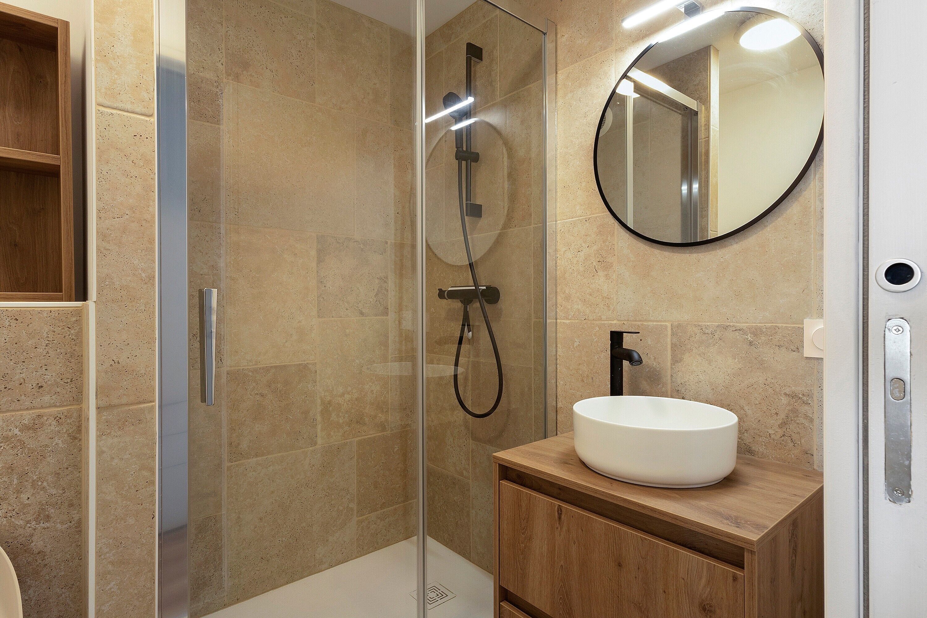 Shower, towels