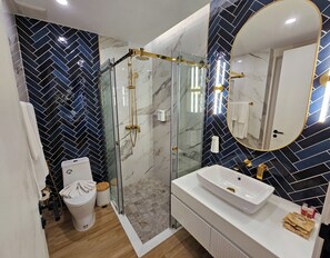 Bathroom - Tranquil 1-bedroom apartment with AC in Tambon Choeng Thale (Tambon Choeng Thale)