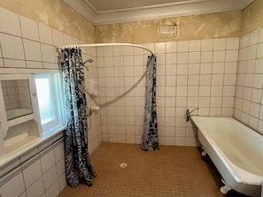 Serviettes fournies, savon, papier toilette