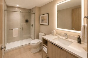 Standard Room | Bathroom - Skyline North Hotel (Toronto)