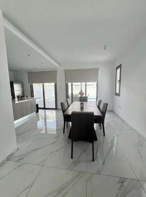 Dining - Hubstay - Seaview Villa Oriana in Larnaca (Larnaca)