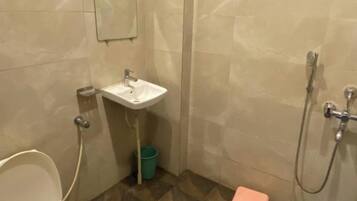 Shower, free toiletries, towels