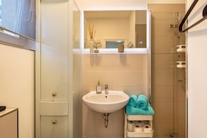 Shower, hair dryer, towels