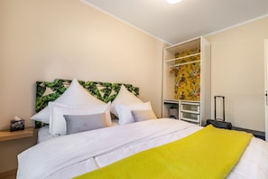 Iron/ironing board, WiFi, bed sheets