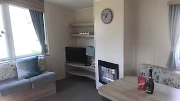 Fernseher, Kamin, Stereoanlage