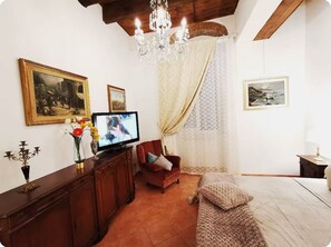Interior - Charming apartment in the city center with a patio, in authentic Florentine style (Firenze)