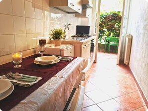 Private kitchen - Charming apartment in the city center with a patio, in authentic Florentine style (Firenze)