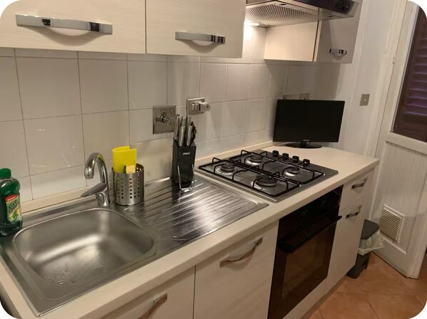 Private kitchen - Charming apartment in the city center with a patio, in authentic Florentine style (Firenze)