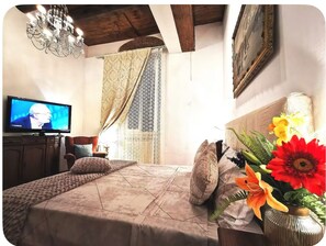 1 bedroom, WiFi, bed sheets - Charming apartment in the city center with a patio, in authentic Florentine style (Firenze)