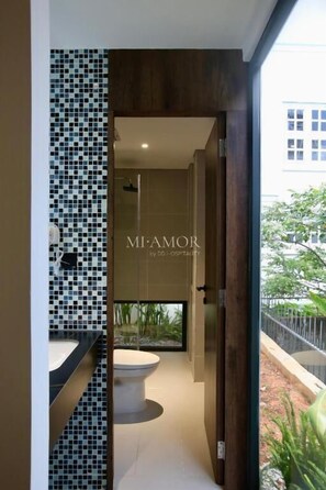 Phòng 3 Deluxe, quang cảnh vườn | Phòng tắm | Dép đi trong nhà 