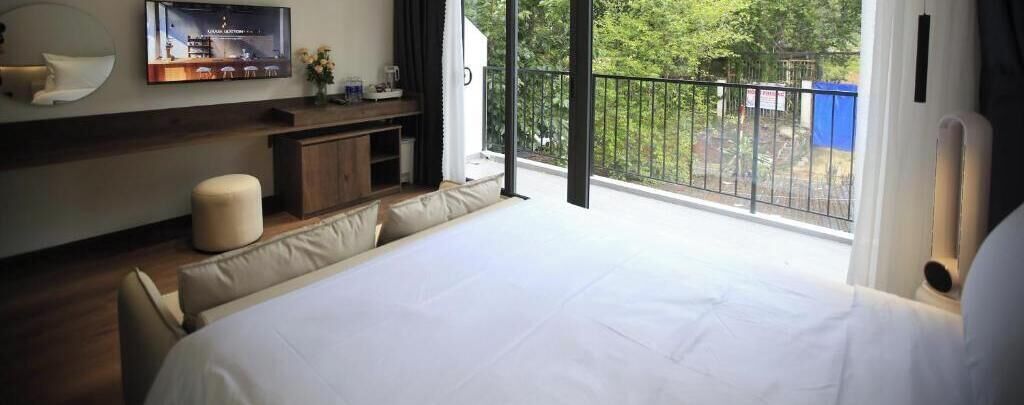 Apartment, Garden View | In-room safe, blackout drapes, soundproofing, iron/ironing board