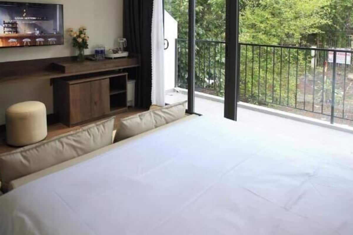Apartment, Garden View | In-room safe, blackout drapes, soundproofing, iron/ironing board