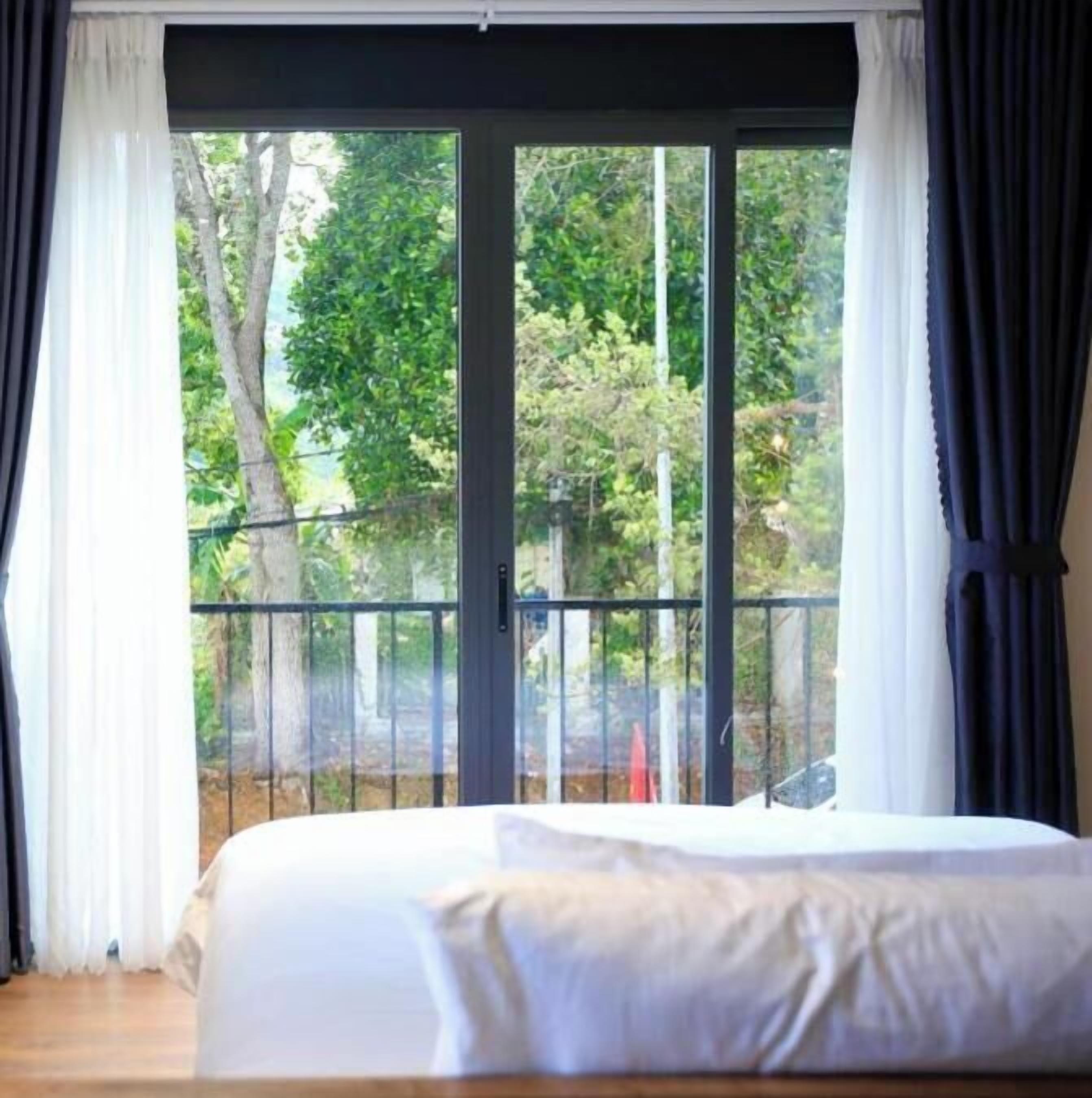 Phòng Suite, quang cảnh vườn | Két bảo mật tại phòng, màn/rèm cản sáng, phòng cách âm 