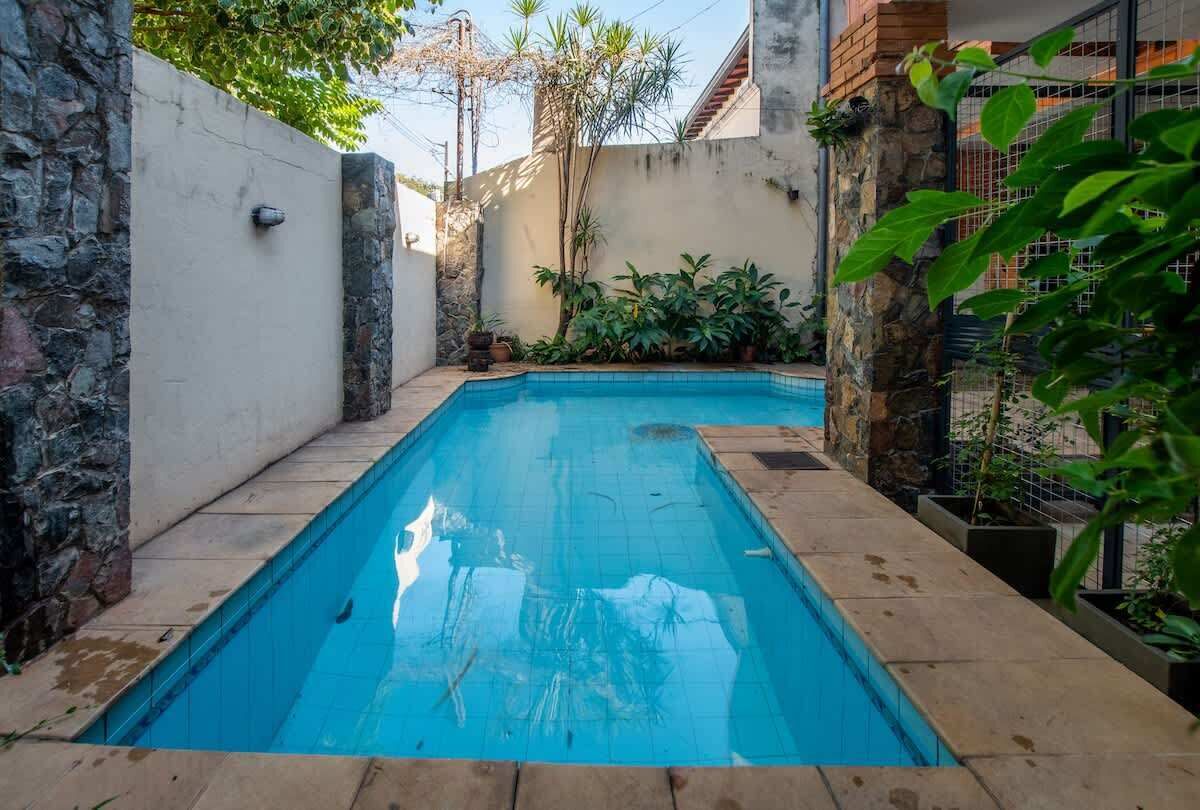 Kolam renang indoor