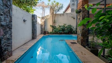 Kolam renang indoor
