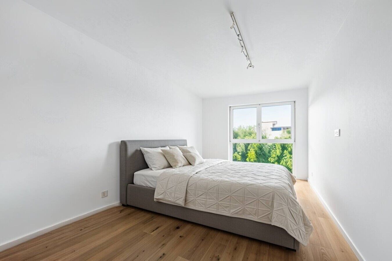Desk, iron/ironing board, WiFi, bed sheets
