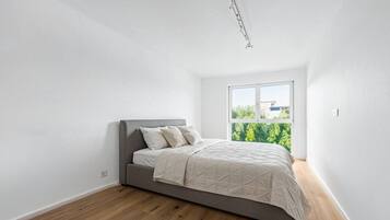 Desk, iron/ironing board, WiFi, bed sheets